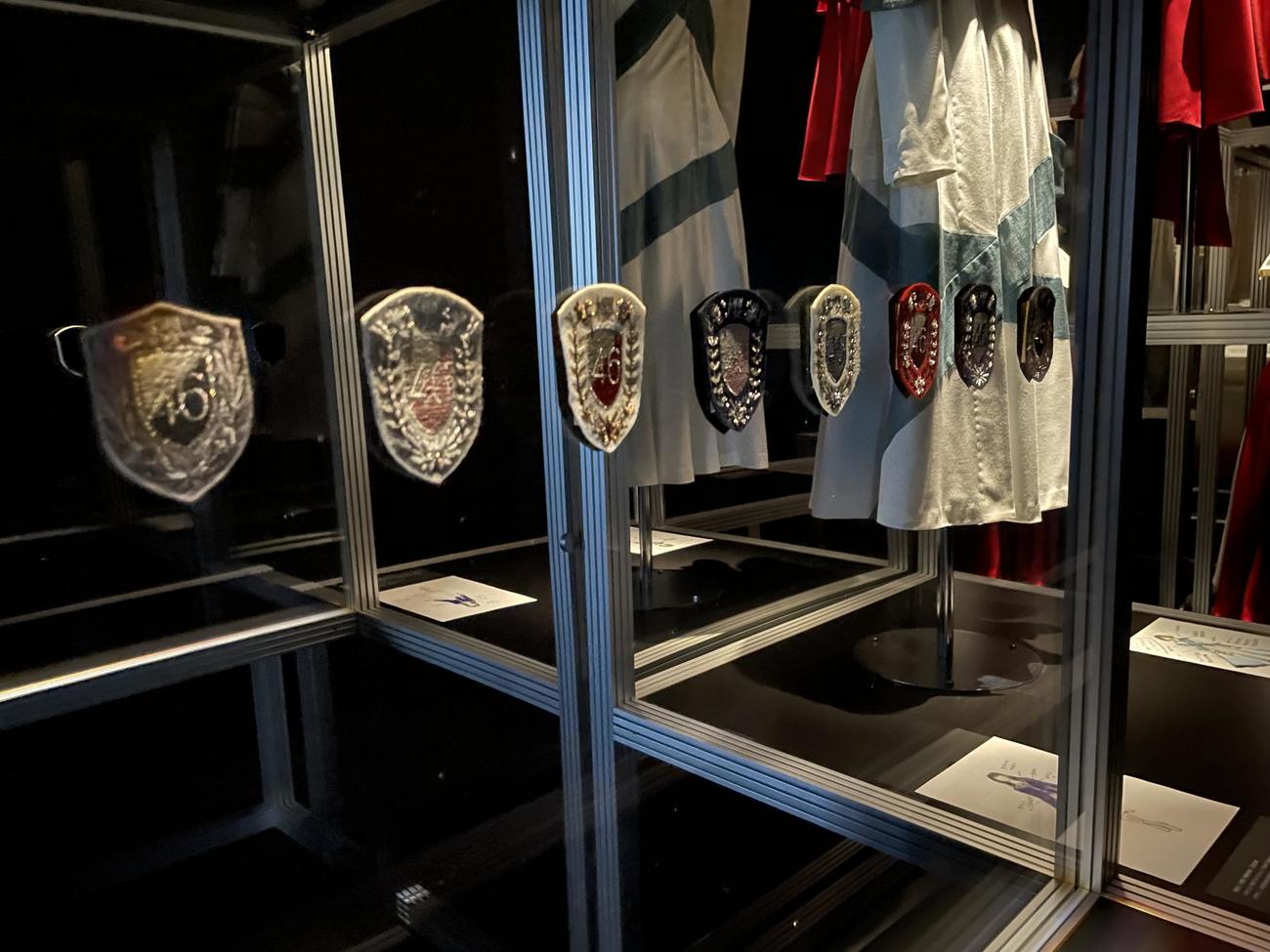 櫻坂46展「新せ界」に展示されている衣装のエンブレム（撮影・横山慧）