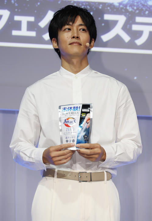 花王「新・洗たく洗剤発表会」を行った松坂桃李(撮影・中島郁夫)
