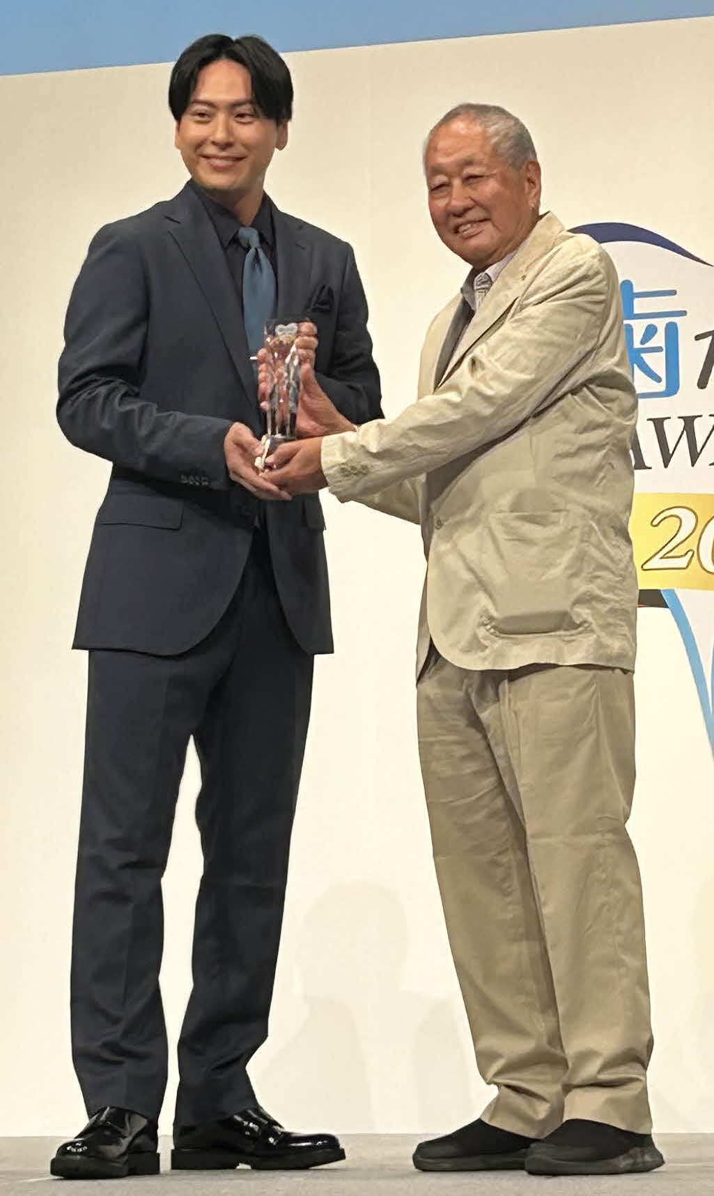 「サンギ歯が命アワード2023」表彰式に登壇した、三代目J SOUL BROTHERSの山下健二郎（左）