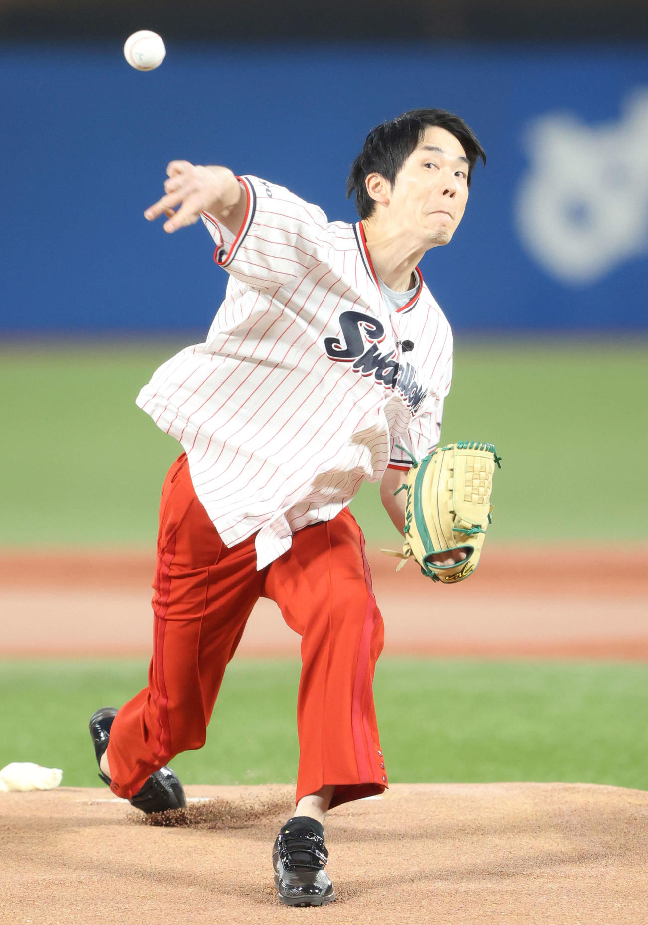 ヤクルト対巨人　試合前、始球式に臨むかまいたち濱家隆一（2022年3月31日撮影）