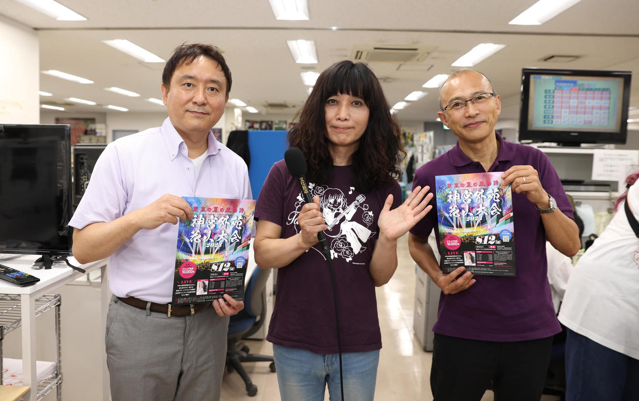 日刊スポーツ新聞社東京本社から文化放送「大竹まこと　ゴールデンラジオ！」に出演したタブレット純（中央）。左は山内部長、右は松本デスク（撮影・大野祥一）