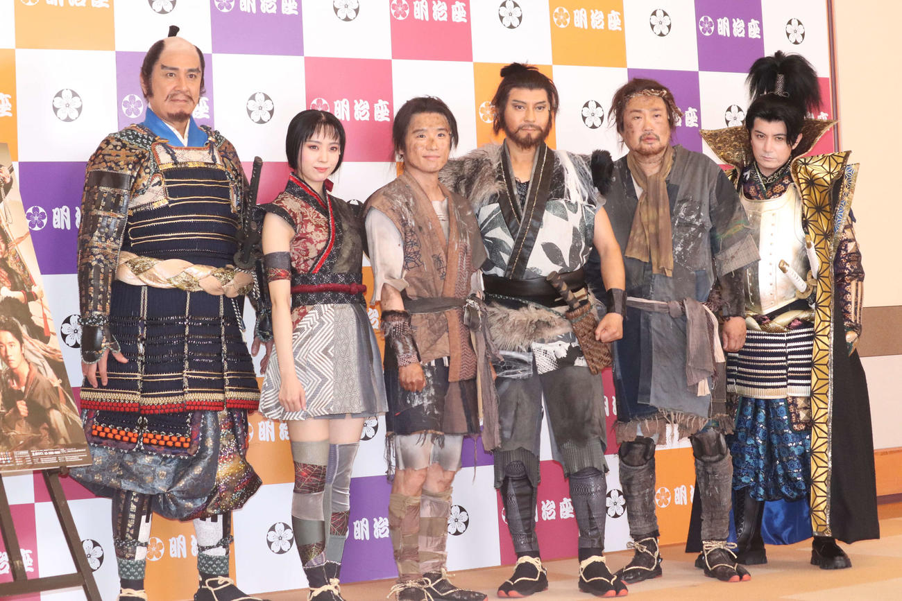 舞台「隠し砦の三悪人」合同取材会に出席した、左から宇梶剛士、小林由依、風間俊介、上川隆也、六角精児、佐藤アツヒロ（撮影・加藤理沙）