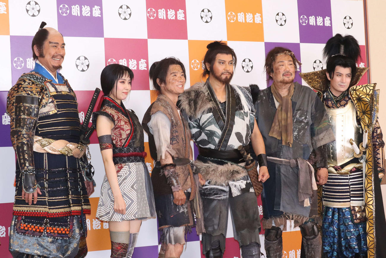 舞台「隠し砦の三悪人」合同取材会に出席した、左からあ宇梶剛士、小林由依、風間俊介、上川隆也、六角精児、佐藤アツヒロ（撮影・加藤理沙）