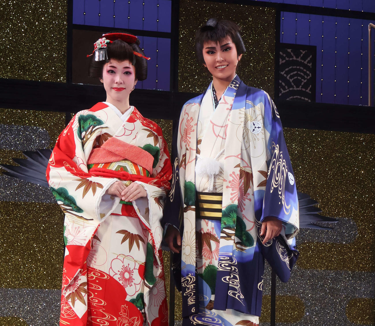 花組新人公演に初主演した天城れいん（右）と、初ヒロイン朝葉ことの（撮影・村上久美子）