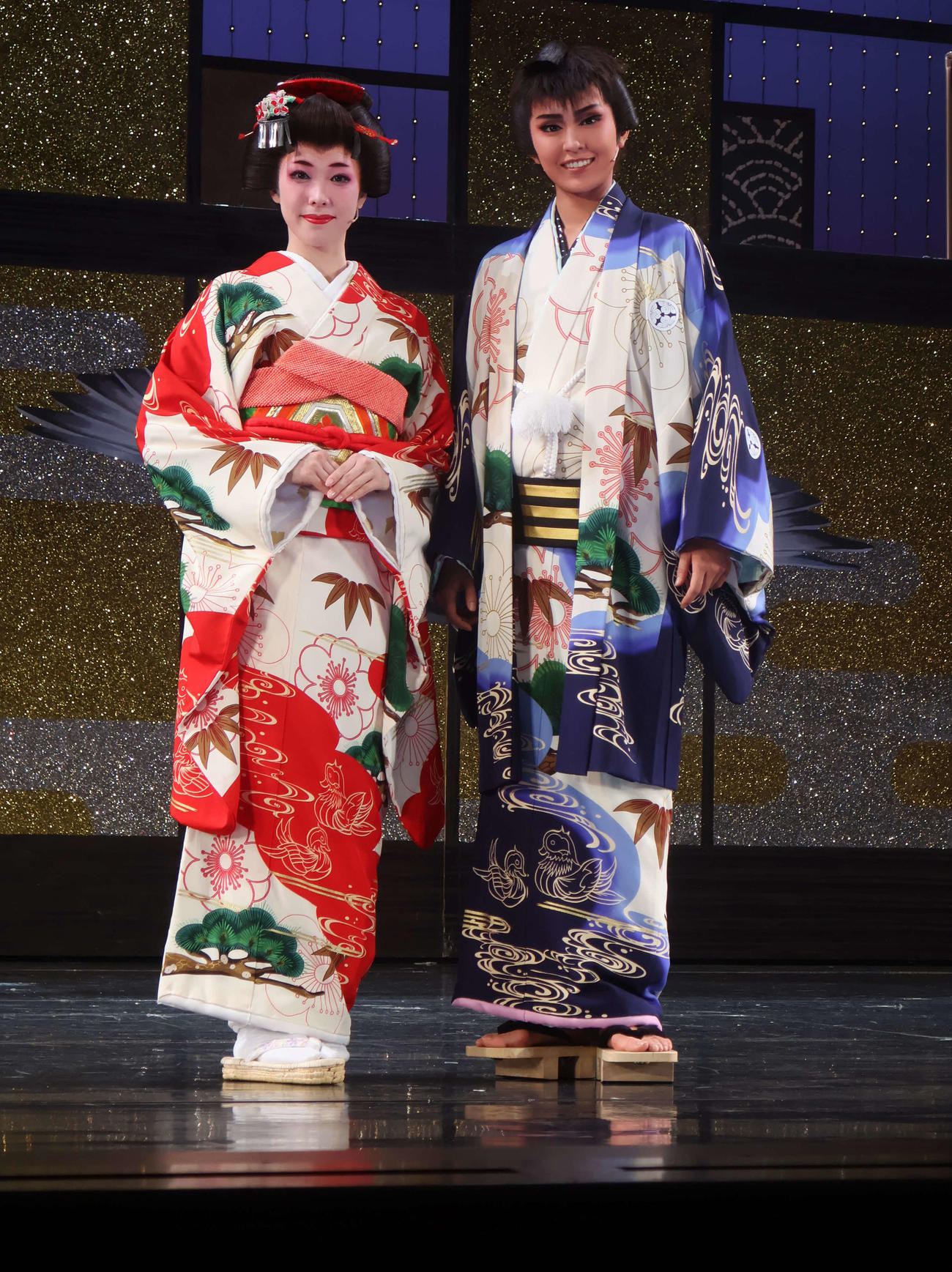 花組新人公演に初主演した天城れいん（右）と、初ヒロイン朝葉ことの（撮影・村上久美子）
