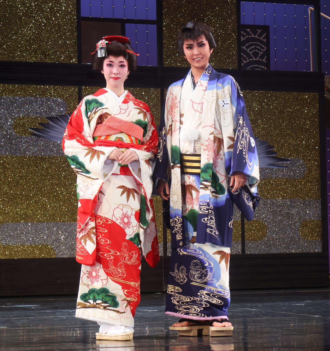 新人公演初主演を終え、笑顔の天城れいん（右）と、ヒロインの朝葉ことの（撮影・村上久美子）