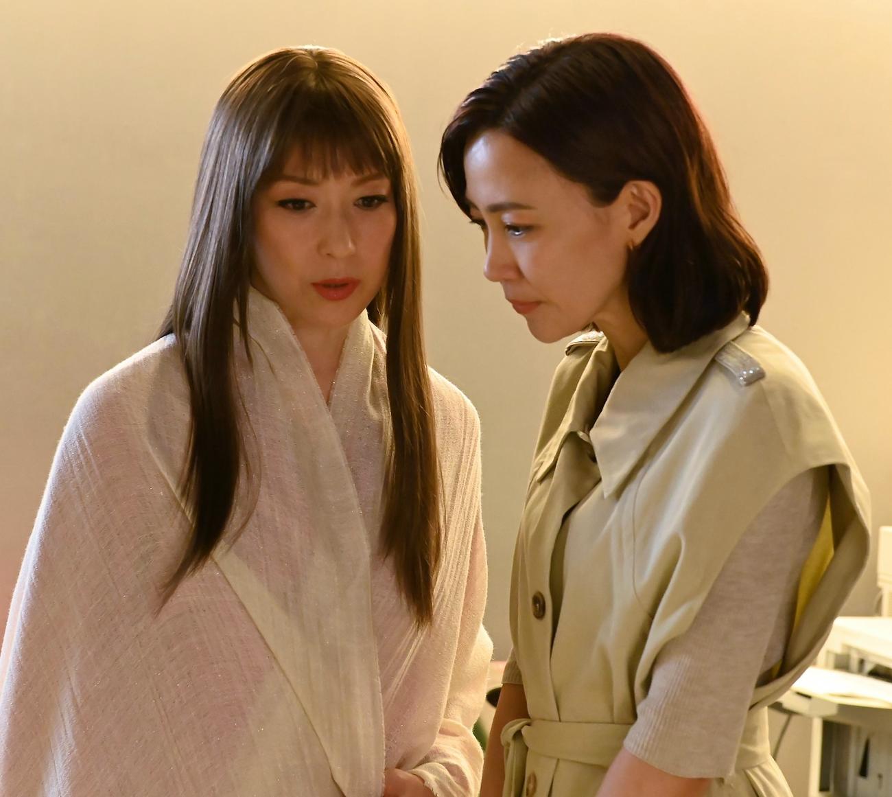 「この素晴らしき世界」に出演する若村麻由美（左）、木村佳乃（C）フジテレビ