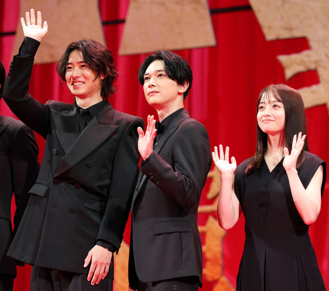 映画「キングダム運命の炎」ワールドプレミアで笑顔で手を振る山崎賢人（左）、吉沢亮（中央）、橋本環奈（2023年7月4日）