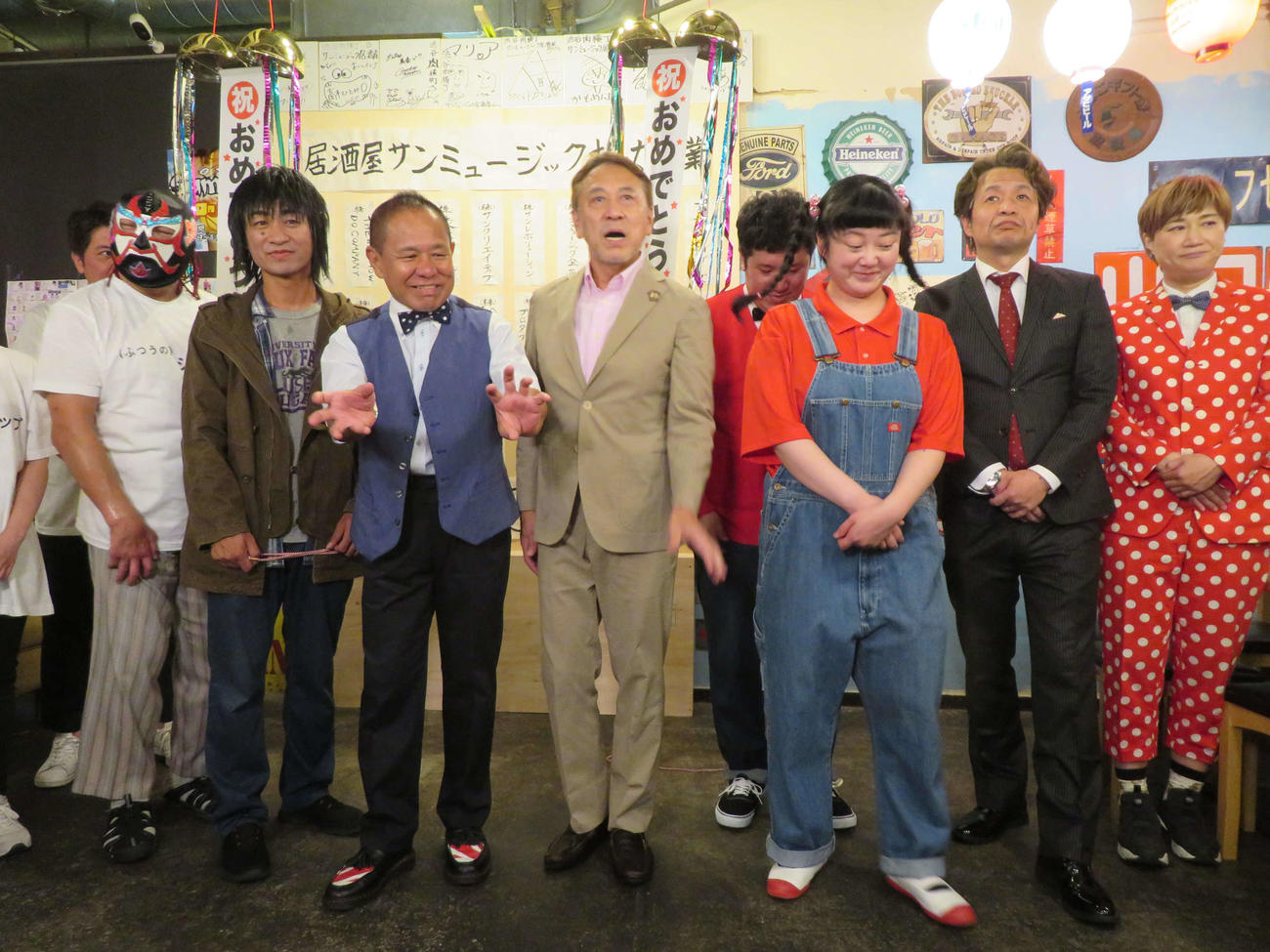 サンミュージック×株式会社渋谷肉横丁コラボ店舗
「居酒屋サンミュージック」オープン記念会見を開いた、岡博之副社長（左から4人目）らサンミュージック芸人軍団（撮影・村上幸将）