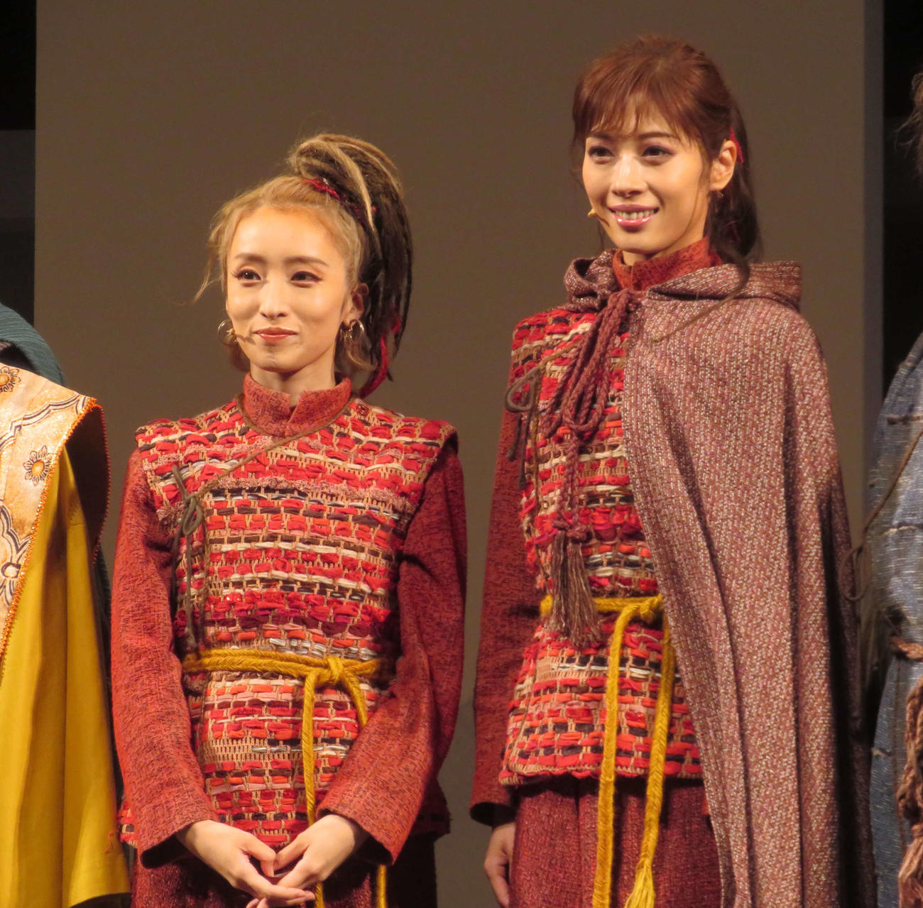 音楽劇「精霊の守り人」に出演する（左から）梅田彩佳、明日海りお（撮影・横山慧）
