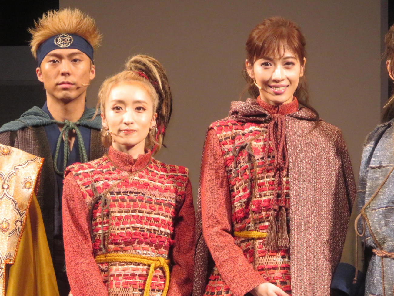 音楽劇「精霊の守り人」に出演する（前列左から）梅田彩佳、明日海りお（撮影・横山慧）