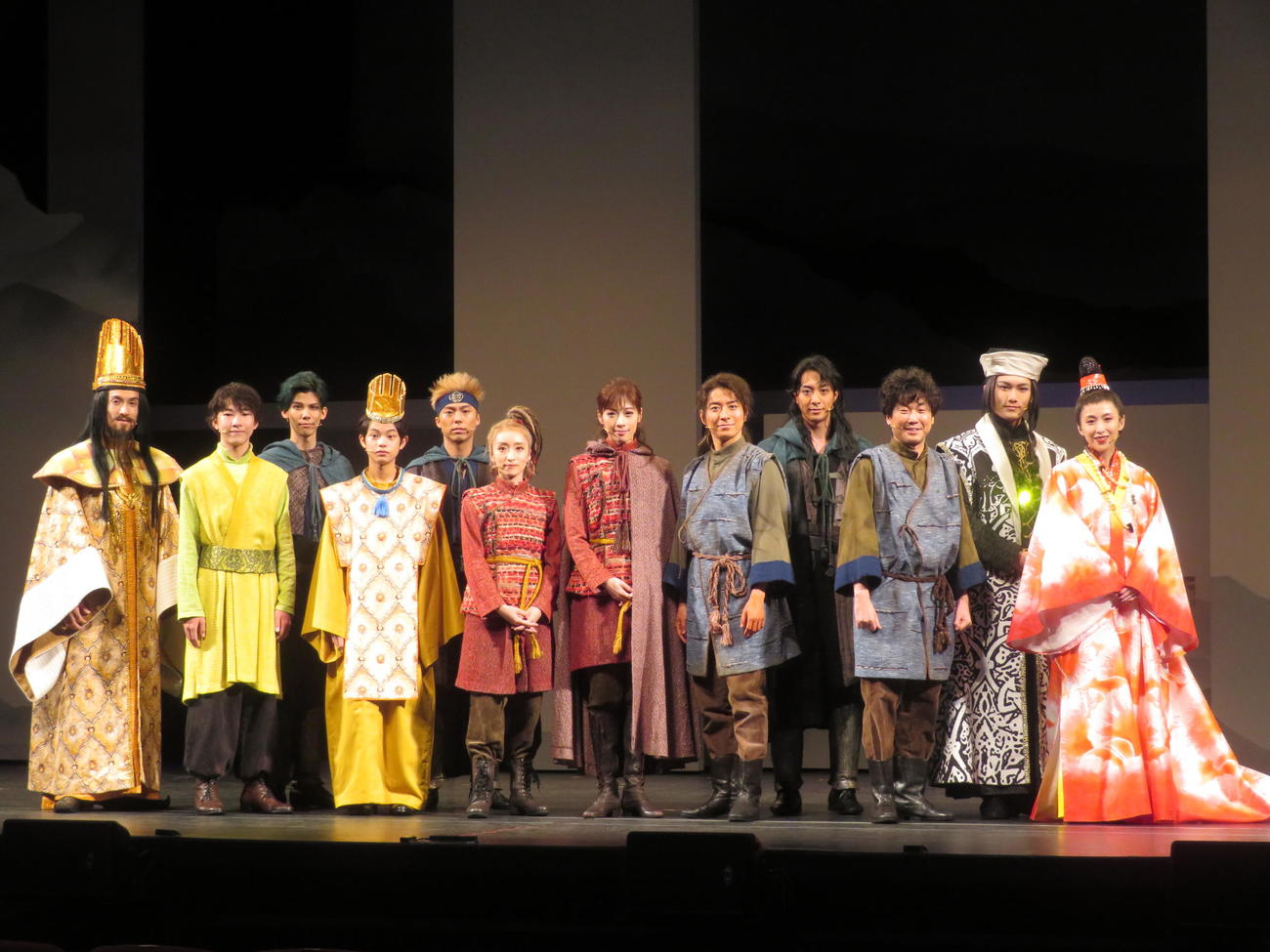 音楽劇「精霊の守り人」に出演する（前列中央左から）梅田彩佳、明日海りお（撮影・横山慧）