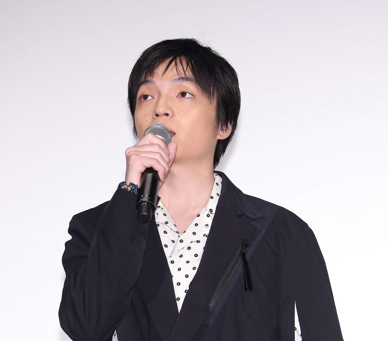映画「キングダム　運命の炎」初日舞台あいさつに臨む岡山天音（撮影・河田真司）