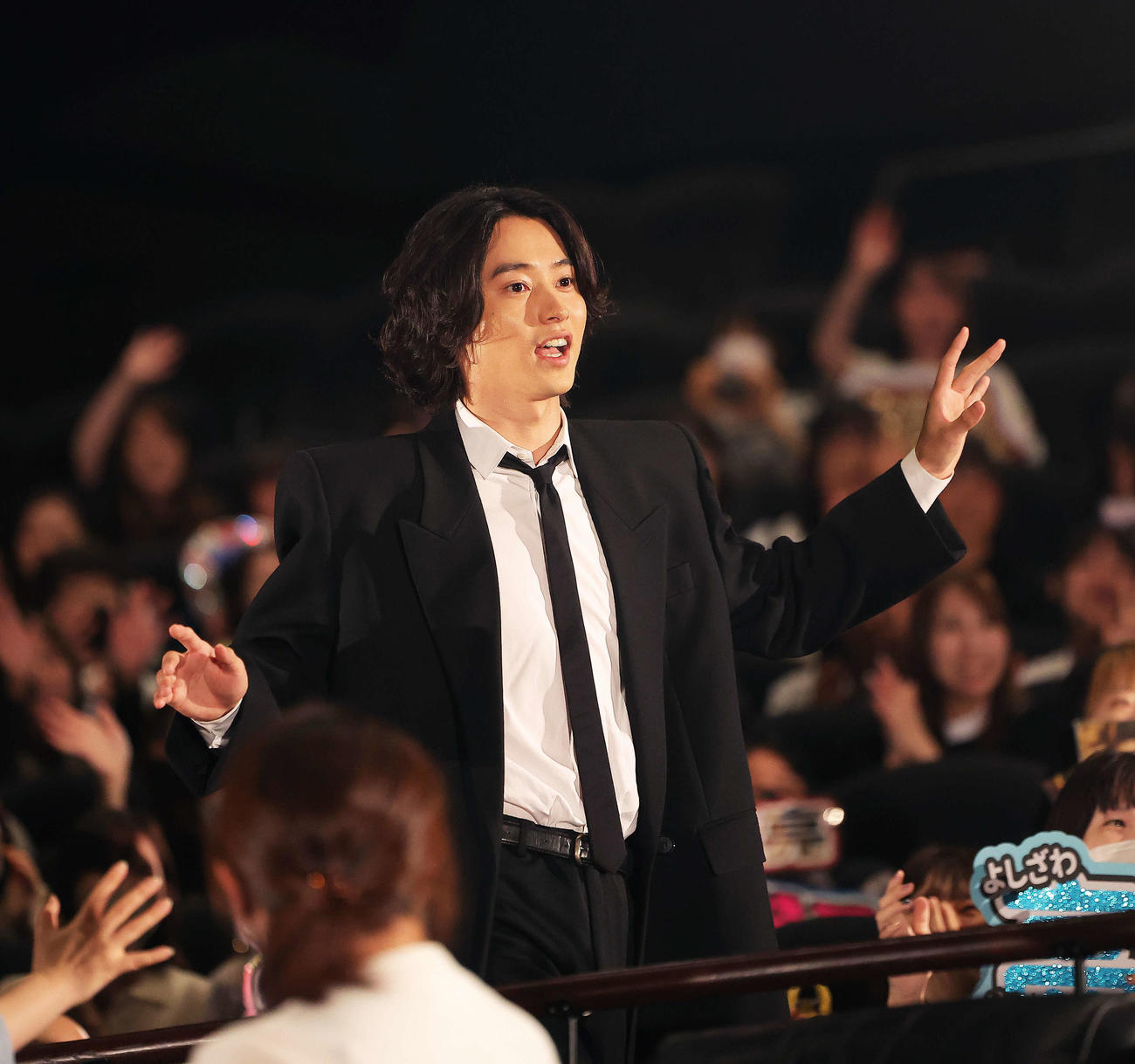 映画「キングダム　運命の炎」初日舞台あいさつに登場し、ファンに手を振り応える山崎賢人（撮影・河田真司）