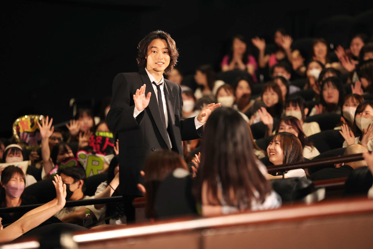 映画「キングダム　運命の炎」初日舞台あいさつに登場し、ファンに手を振り応える山崎賢人（撮影・河田真司）