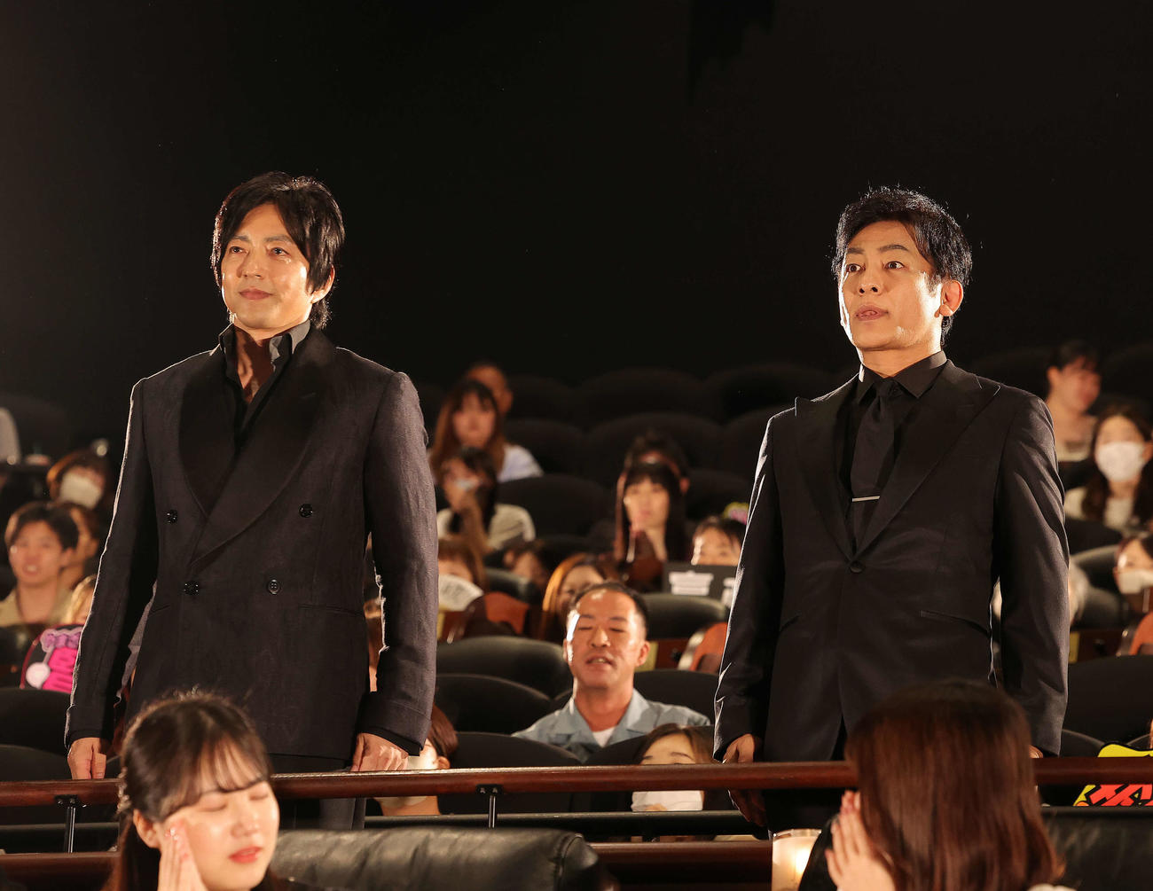 映画「キングダム　運命の炎」初日舞台あいさつに登場する大沢たかお（左）と片岡愛之助（撮影・河田真司）