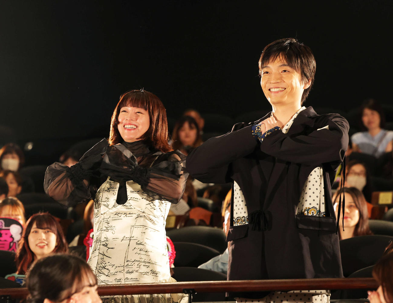 映画「キングダム　運命の炎」初日舞台あいさつに登場しポーズを決める清野菜名（左）と岡山天音（撮影・河田真司）