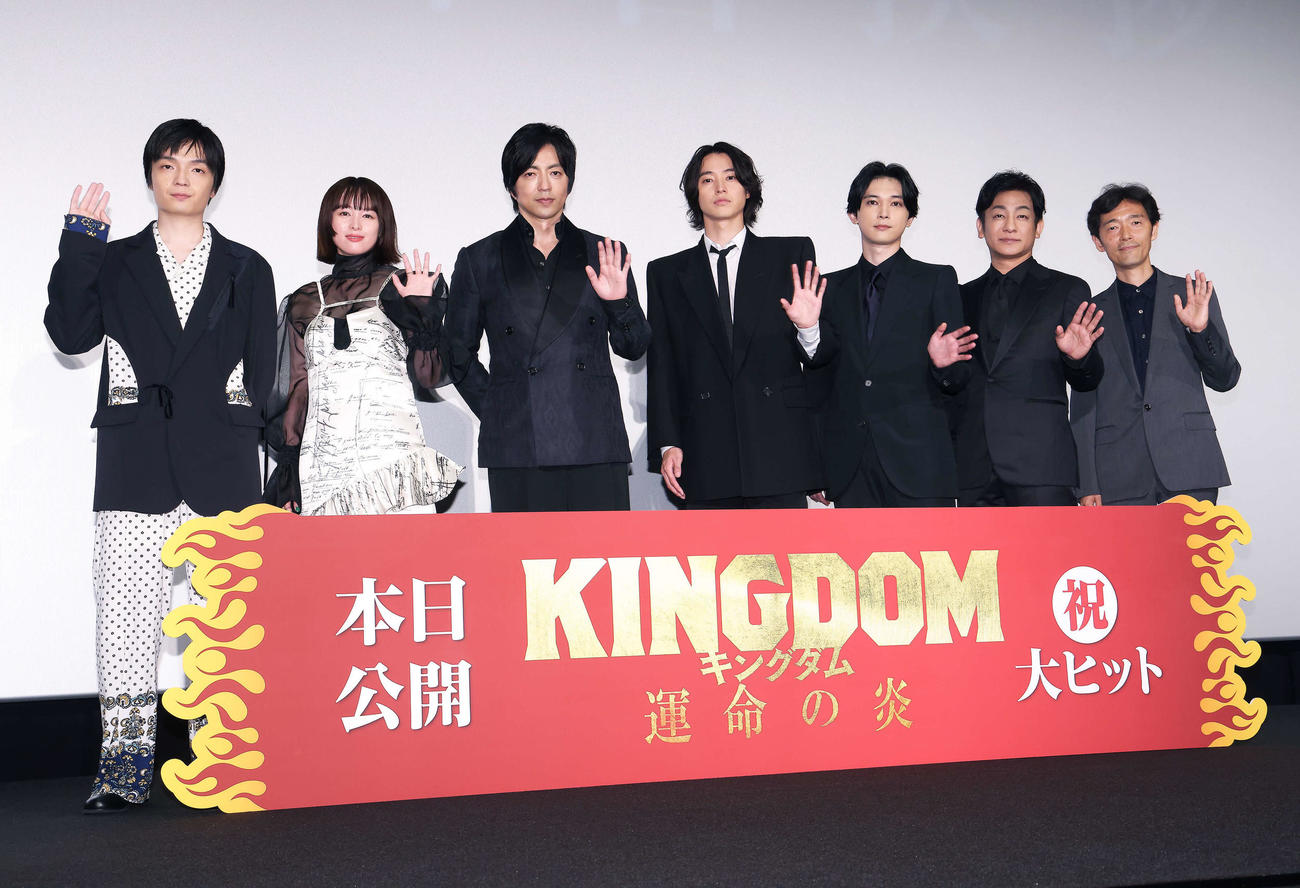 映画「キングダム　運命の炎」初日舞台あいさつで集合写真に納まる、左から岡山天音、清野菜名、大沢たかお、山崎賢人、吉沢亮、片岡愛之助、佐藤信介監督（撮影・河田真司）