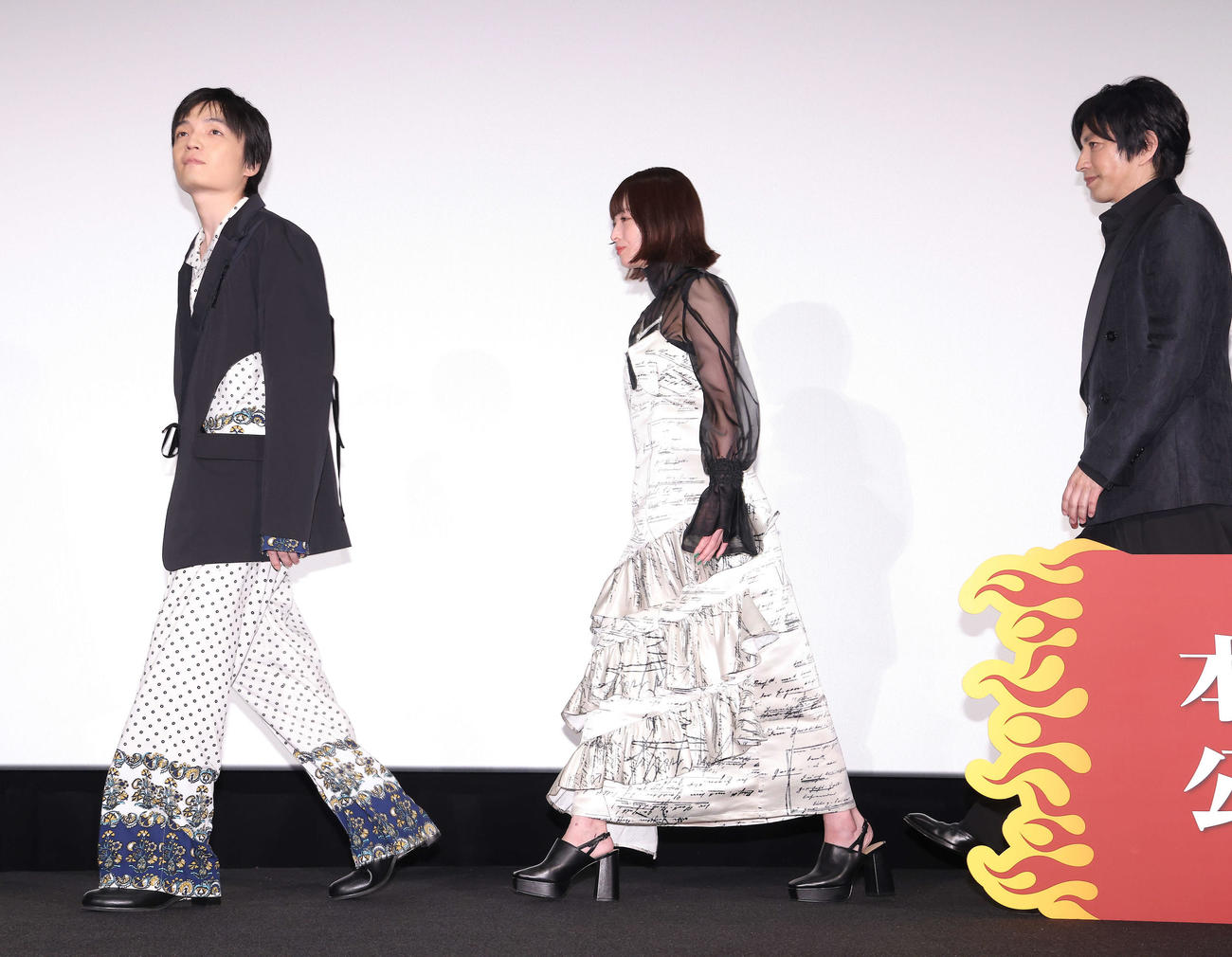 映画「キングダム　運命の炎」初日舞台あいさつを終える、左から岡山天音、清野菜名、大沢たかお（撮影・河田真司）