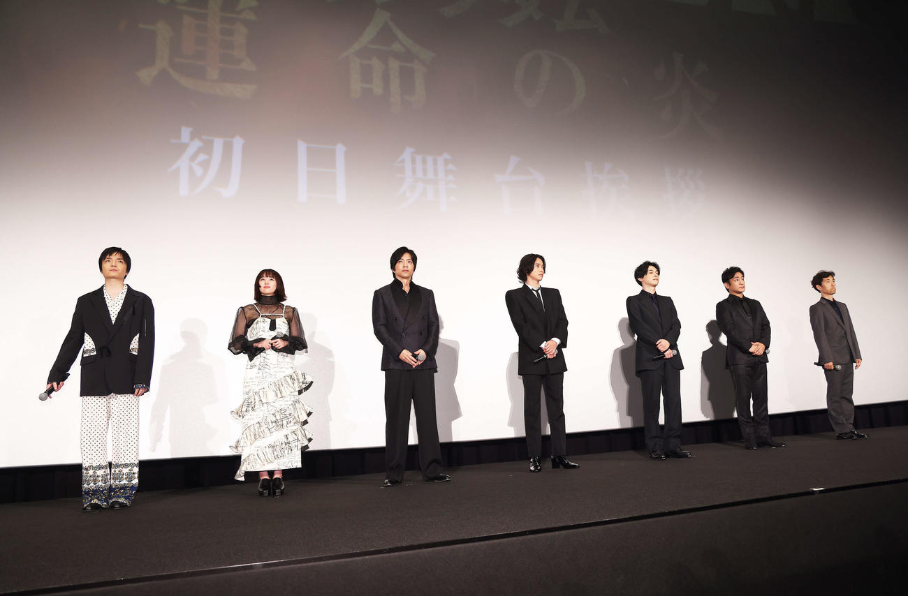 映画「キングダム　運命の炎」初日舞台あいさつに臨む、左から岡山天音、清野菜名、大沢たかお、山崎賢人、吉沢亮、片岡愛之助、佐藤信介監督（撮影・河田真司）