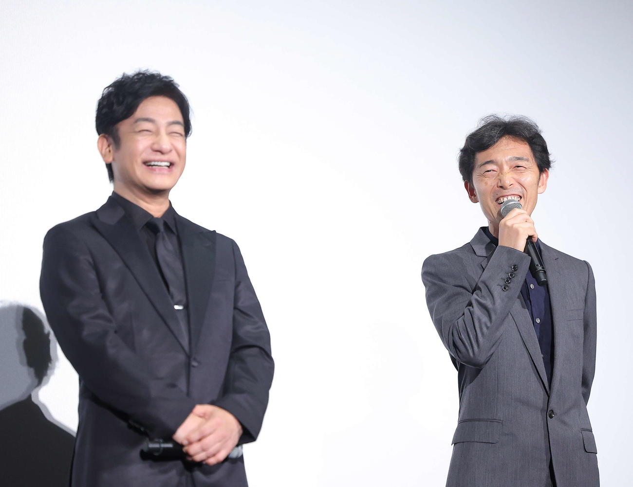映画「キングダム　運命の炎」初日舞台あいさつで笑顔を見せる片岡愛之助（左）と吉佐藤信介監督（撮影・河田真司）