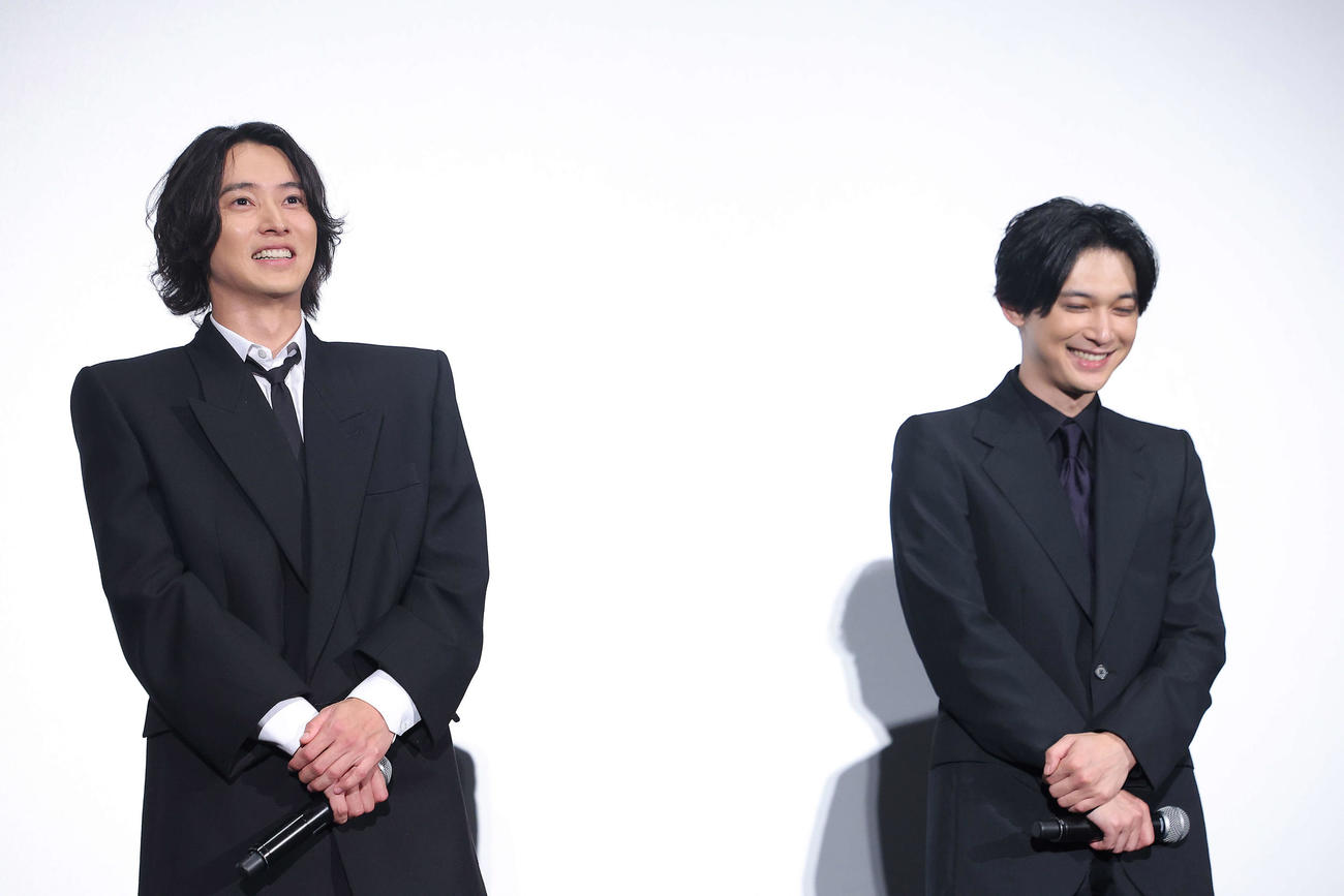 映画「キングダム　運命の炎」初日舞台あいさつで笑顔を見せる山崎賢人（左）と吉沢亮（撮影・河田真司）
