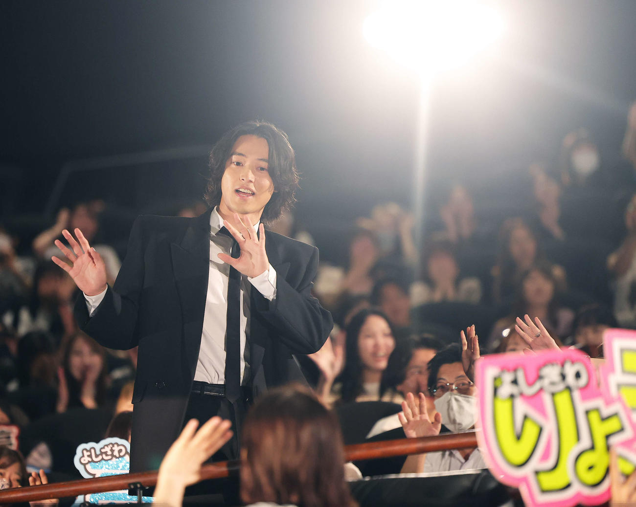 映画「キングダム　運命の炎」初日舞台あいさつに登場し、ファンに手を振り応える山崎賢人（撮影・河田真司）