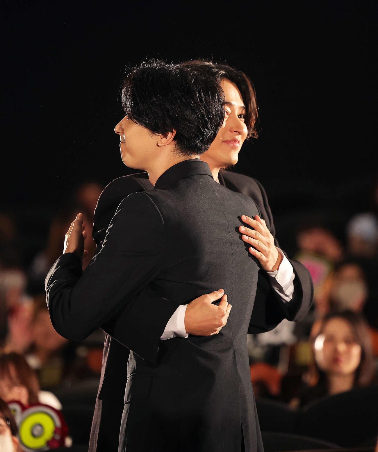 映画「キングダム　運命の炎」初日舞台あいさつに登場し抱き合う山崎賢人（左）と吉沢亮（撮影・河田真司）