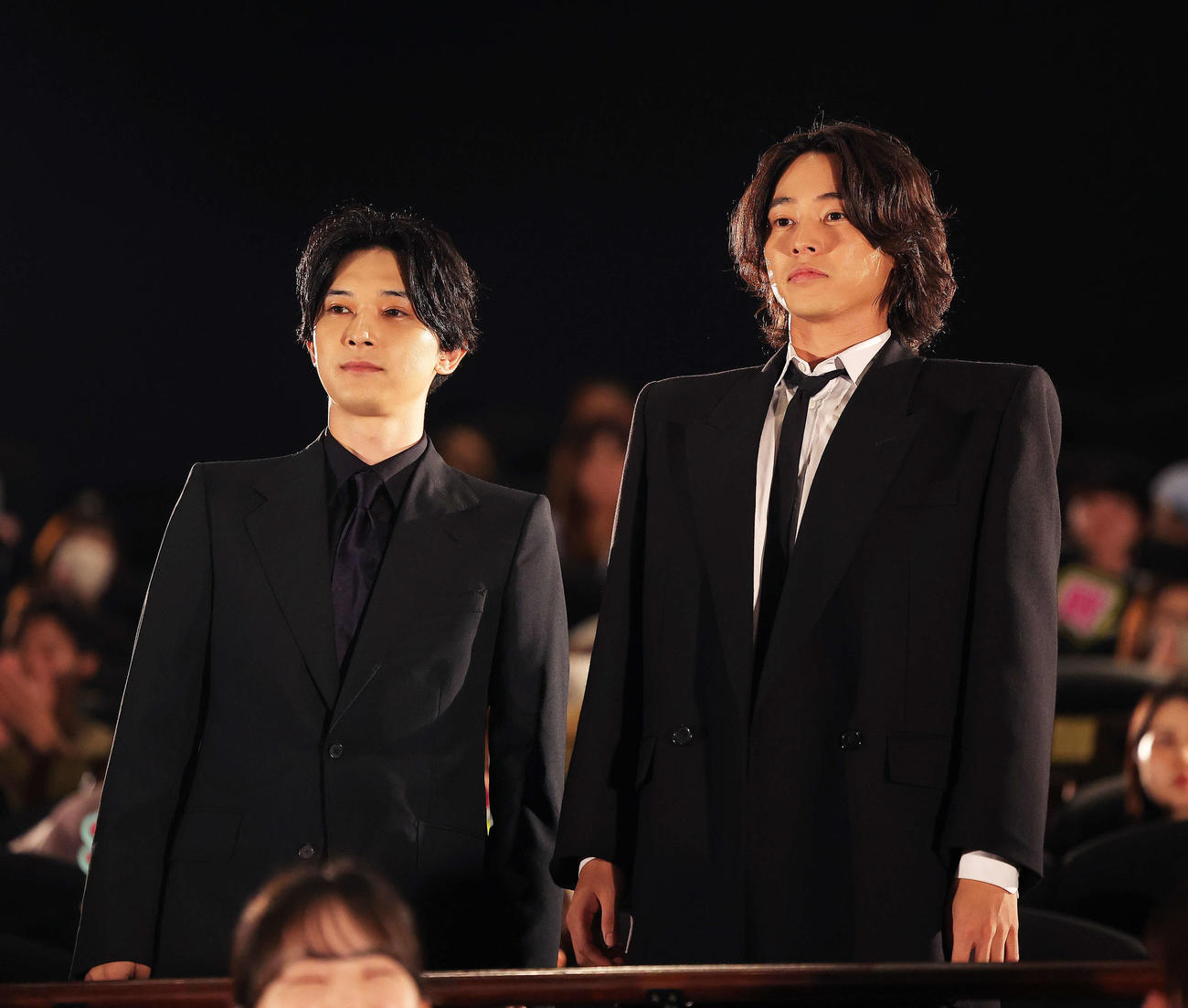 映画「キングダム　運命の炎」初日舞台あいさつに登場する吉沢亮（左）と山崎賢人（撮影・河田真司）