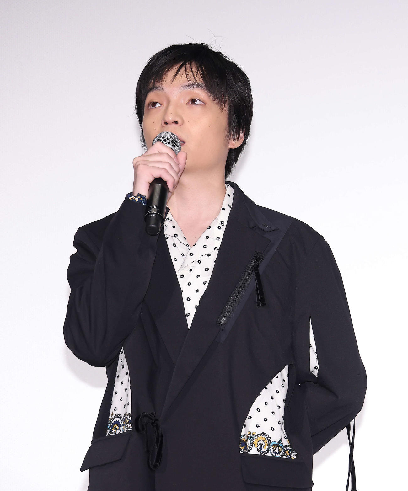 映画「キングダム　運命の炎」初日舞台あいさつに臨む岡山天音（撮影・河田真司）