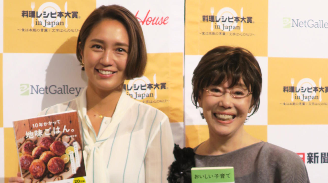 平野レミ（右）と次男の嫁、和田明日香（2022年9月撮影）