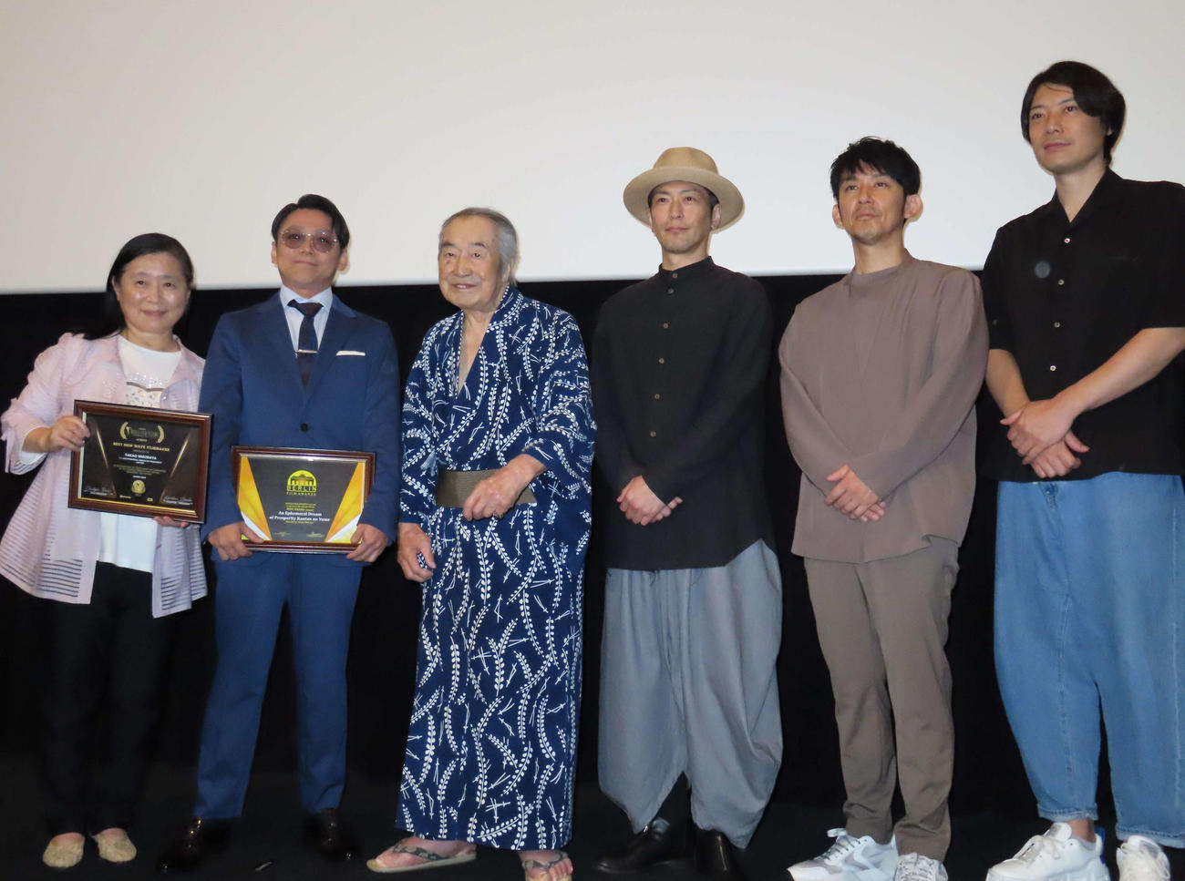 映画「邯鄲（かんたん）の夢　三重芝居と四人の役者」の舞台あいさつに出席した、左から岡本茉利、三天屋多嘉雄監督、沢竜二、須賀貴匡、松林慎司、兼崎健太郎