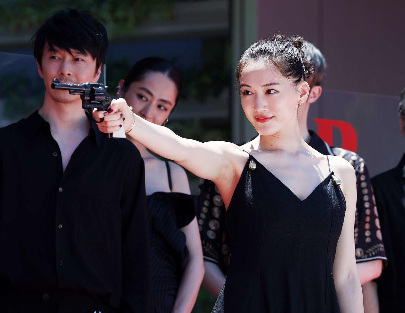 銃を構える綾瀬はるか（撮影・鈴木正人）
