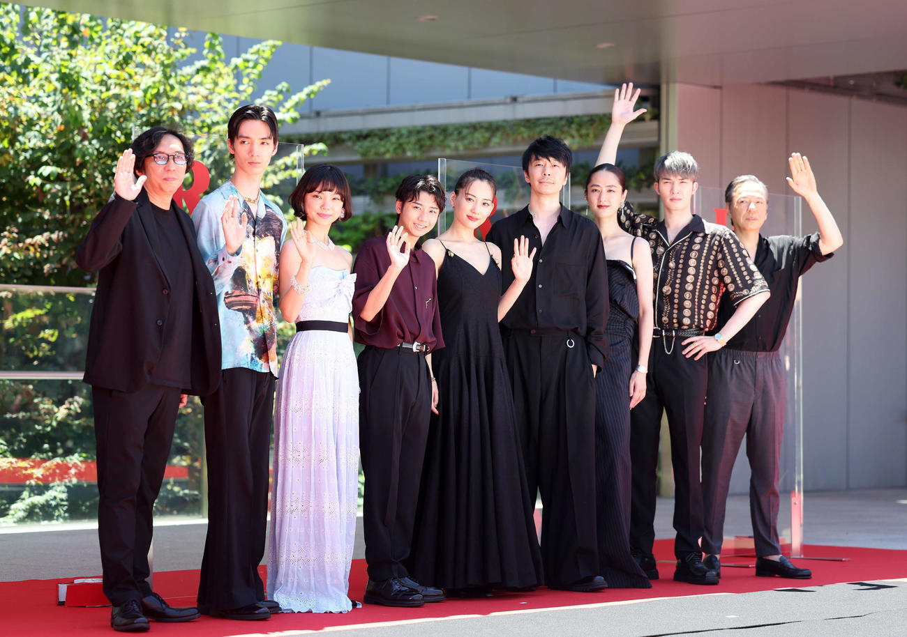 映画「リボルバー・リリー」完成報告イベントで写真に納まる、左から行定勲監督、清水尋也、古川琴音、羽村仁成、綾瀬はるか、長谷川博己、シシド・カフカ、ジェシー、板尾創路（撮影・鈴木正人）