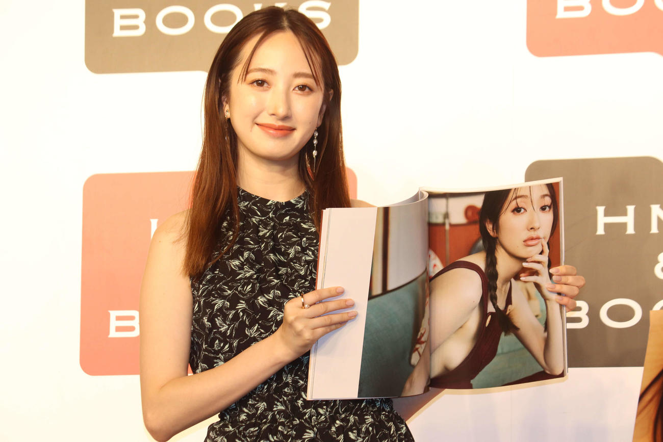 ファースト写真集「DAN」発売記念会見でお気に入りカットを見せる團遥香（撮影・加藤理沙）