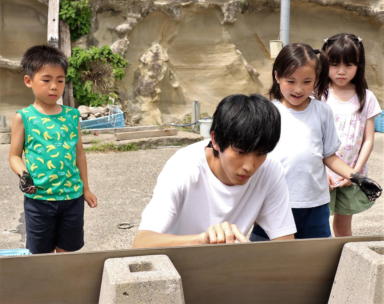 「ばらかもん」に出演する、左から加藤叶和、杉野遥亮、宮崎莉里沙、寺田藍月（C）フジテレビ