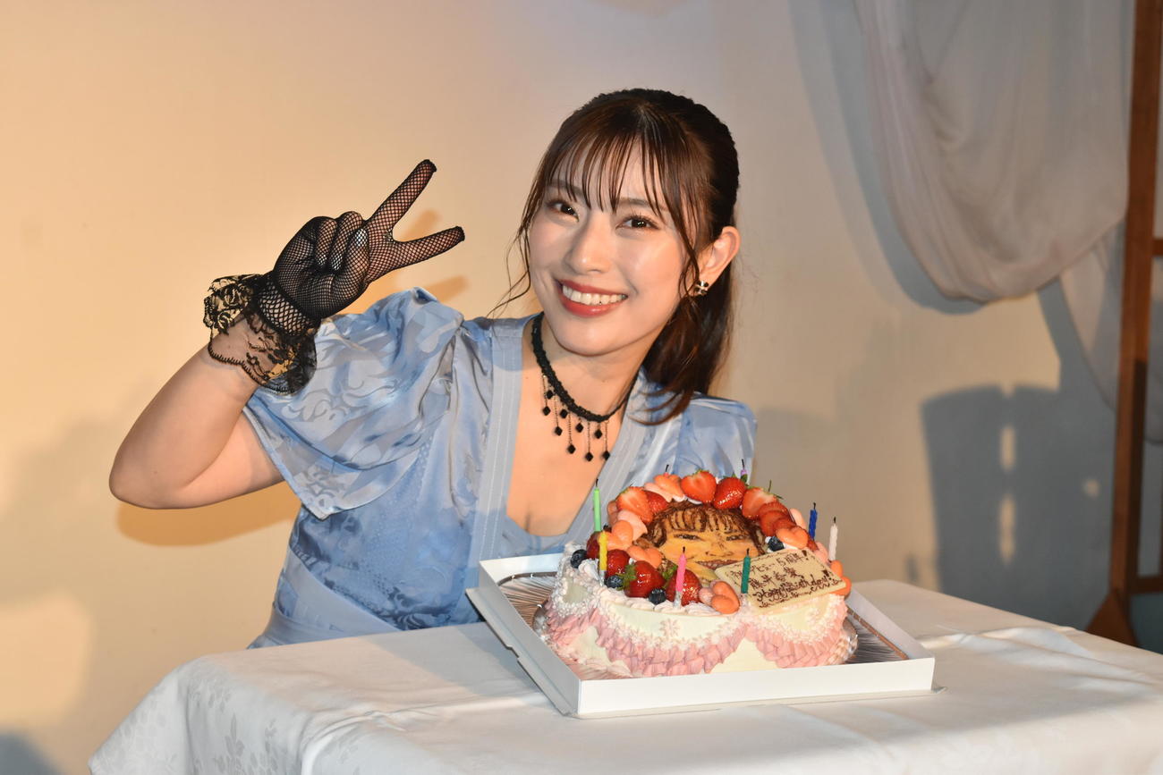 デビュー5周年記念バースデーライブでサプライズバースデーケーキで祝福された藤井香愛