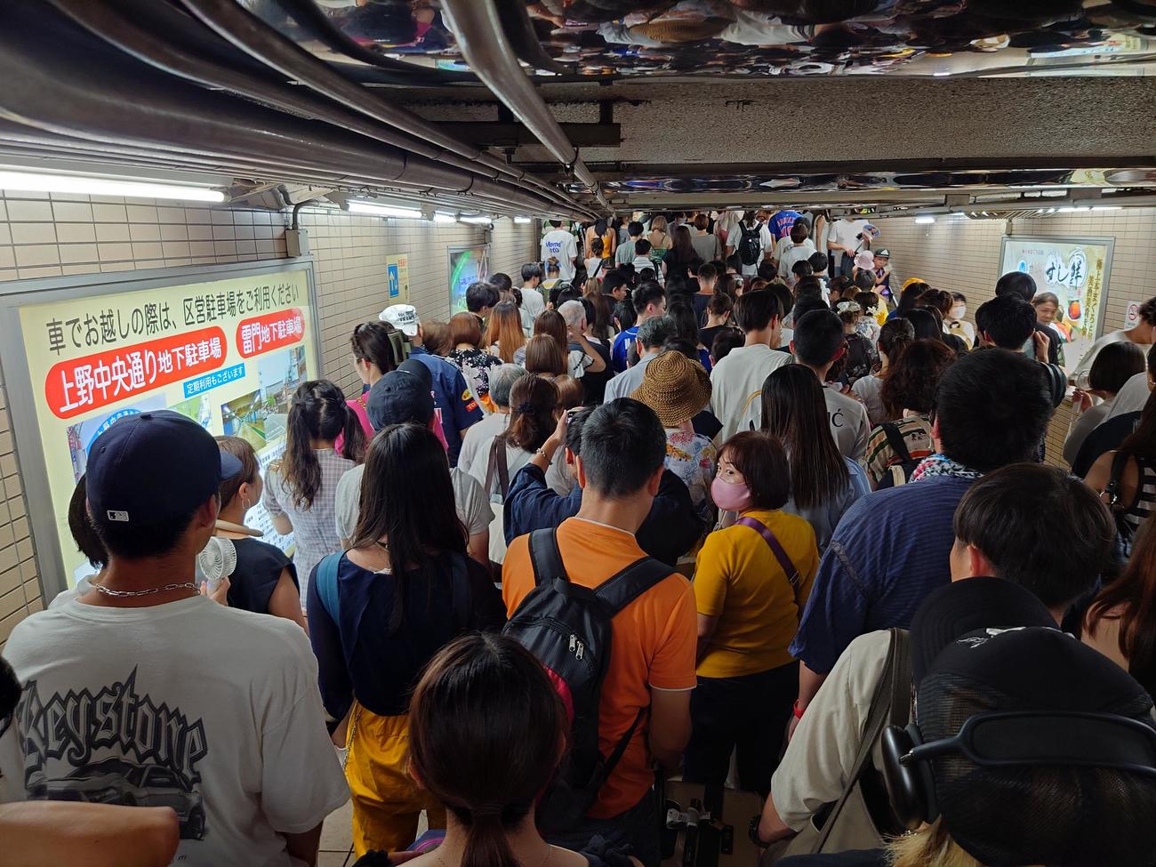 隅田川花火大会の始まる2時間前、浅草駅の地下道は花火の見物客でごった返した（撮影・寺沢卓）