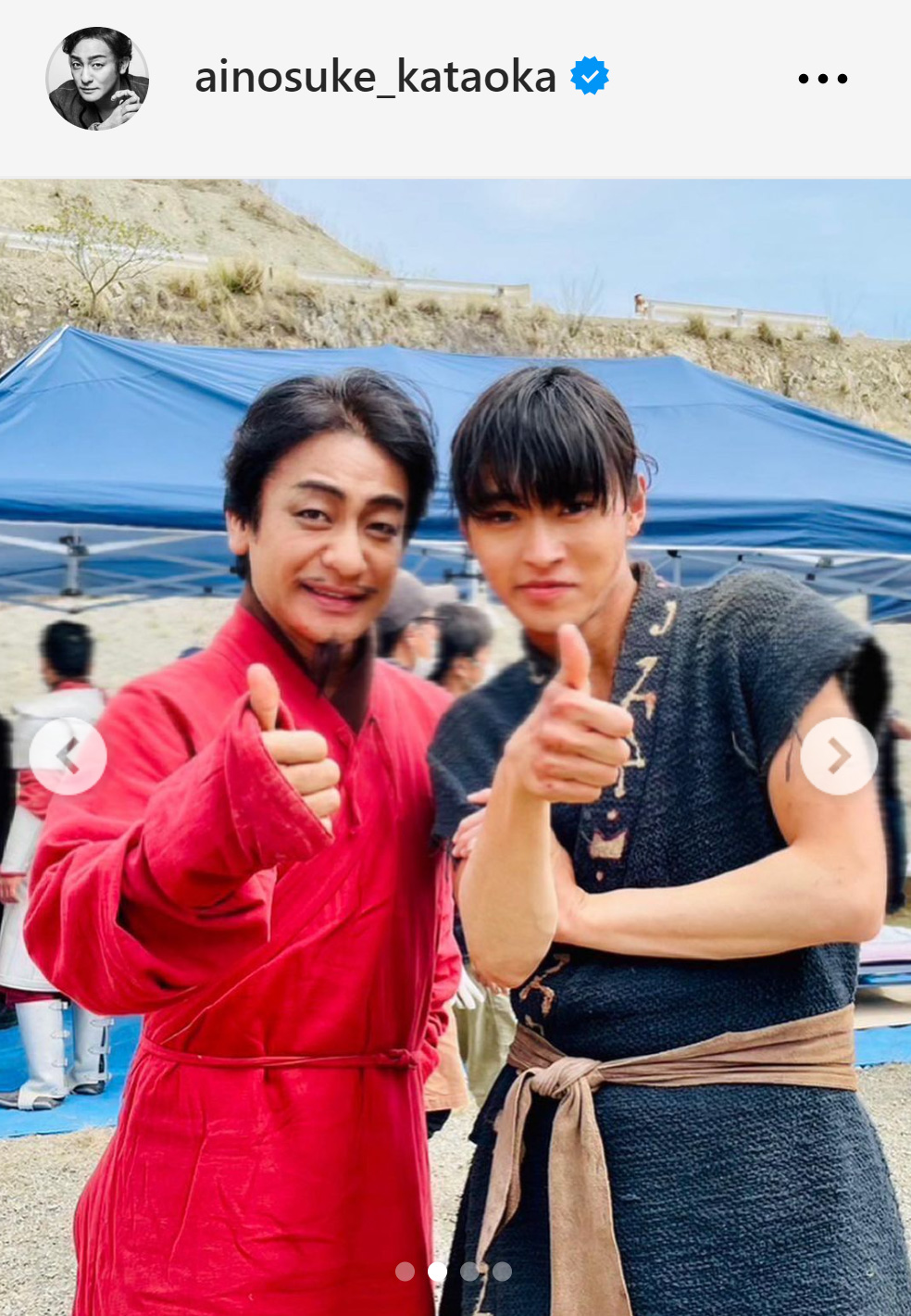 山崎賢人（右）とサムアップポーズを決める片岡愛之助（片岡愛之助のインスタグラムから）
