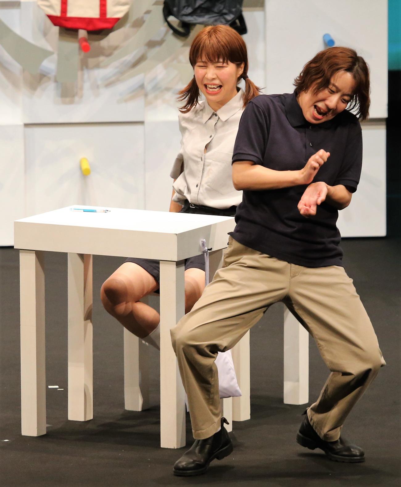 Aマッソ単独ライブ「ヘンリー・ヒャッハーの帽子はどこだ？」でコントを披露する加納（左）と村上