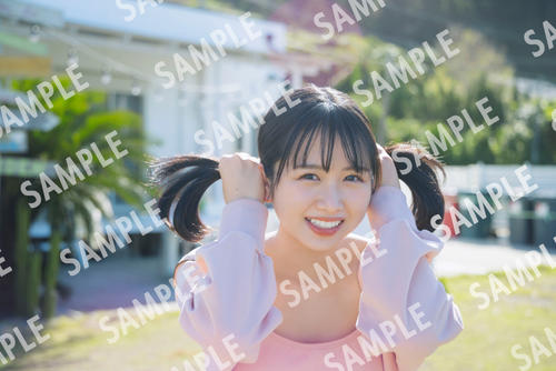 日向坂46上村ひなの写真集特典ポストカード12種解禁 笑顔や大人っぽい