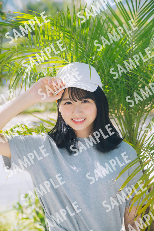日向坂46上村ひなの写真集特典ポストカード12種解禁 笑顔や大人っぽい