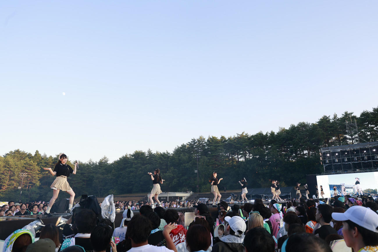 合同フェス「イコノイジョイ」で「大空、ビュンと」を披露する≒JOY