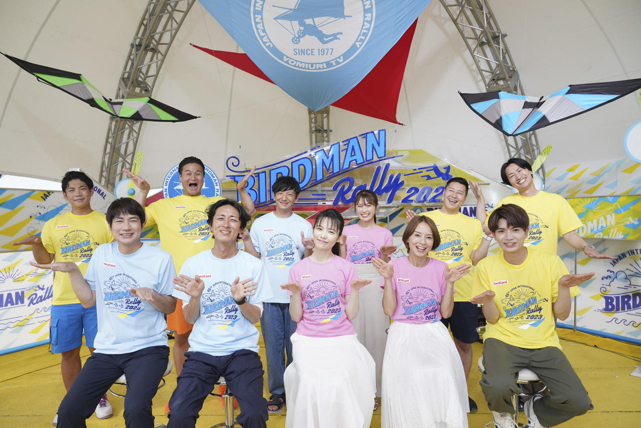 前列左から羽鳥慎一アナ、ナインティナイン・矢部浩之、島崎遥香、鈴木亜美、SixTONES・高地優吾、後列左からティモンディの前田裕太と高岸宏行、パンサー・向井慧、渋谷凪咲、チョコレートプラネット・長田庄平、相席スタート・山添寛　(C)読売テレビ