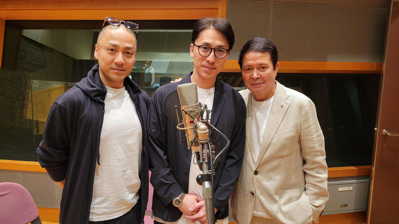 レコーディングをした、左から小泉ダイヤ、小泉たつみ、浜圭介さん