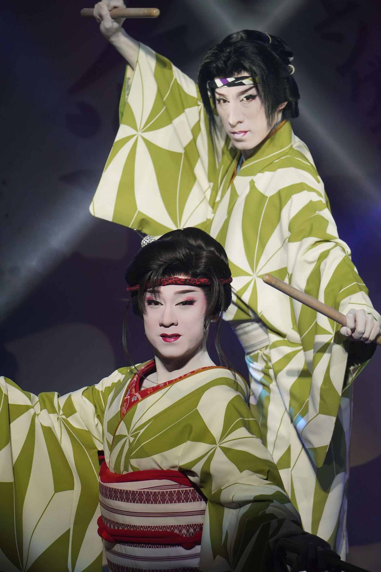 小泉兄弟の小泉ダイヤ（左）、小泉たつみ