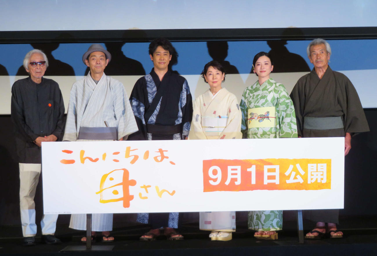 映画「こんにちは、母さん」完成披露試写会に登壇した、左から山田洋次監督、宮藤官九郎、大泉洋、吉永小百合、永野芽郁、田中泯（撮影・村上幸将）