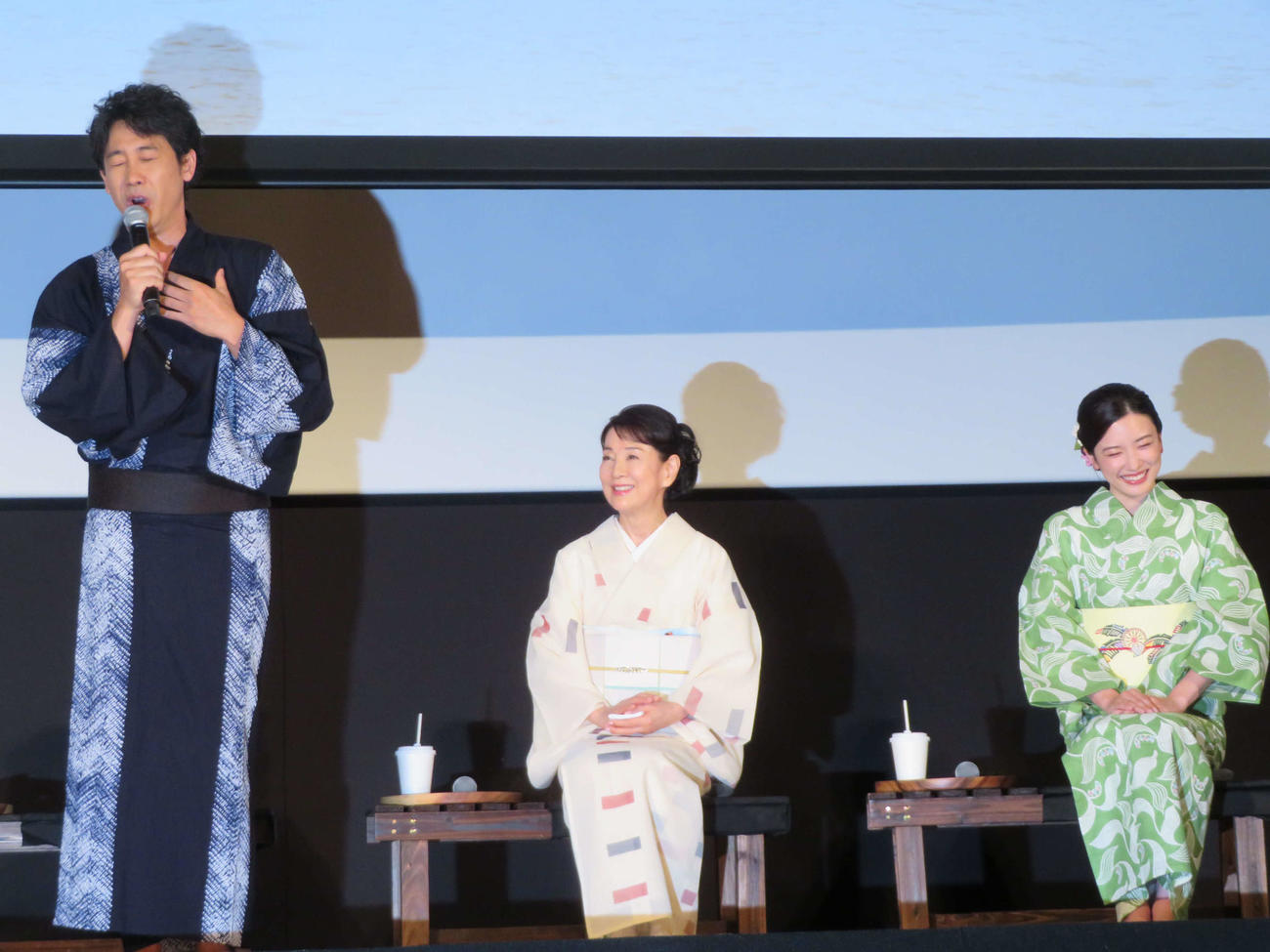 映画「こんにちは、母さん」完成披露試写会に登壇した、左から大泉洋、吉永小百合、永野芽郁（撮影・村上幸将）