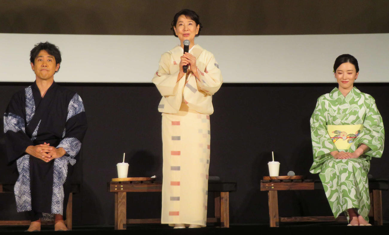 映画「こんにちは、母さん」完成披露試写会に登壇した、左から大泉洋、吉永小百合、永野芽郁（撮影・村上幸将）