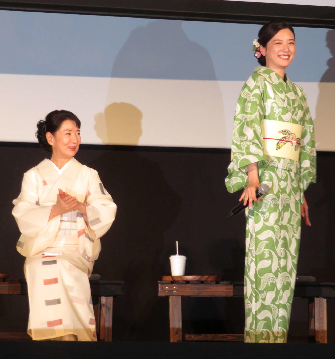 映画「こんにちは、母さん」完成披露試写会に登壇した吉永小百合（左）と永野芽郁（撮影・村上幸将）